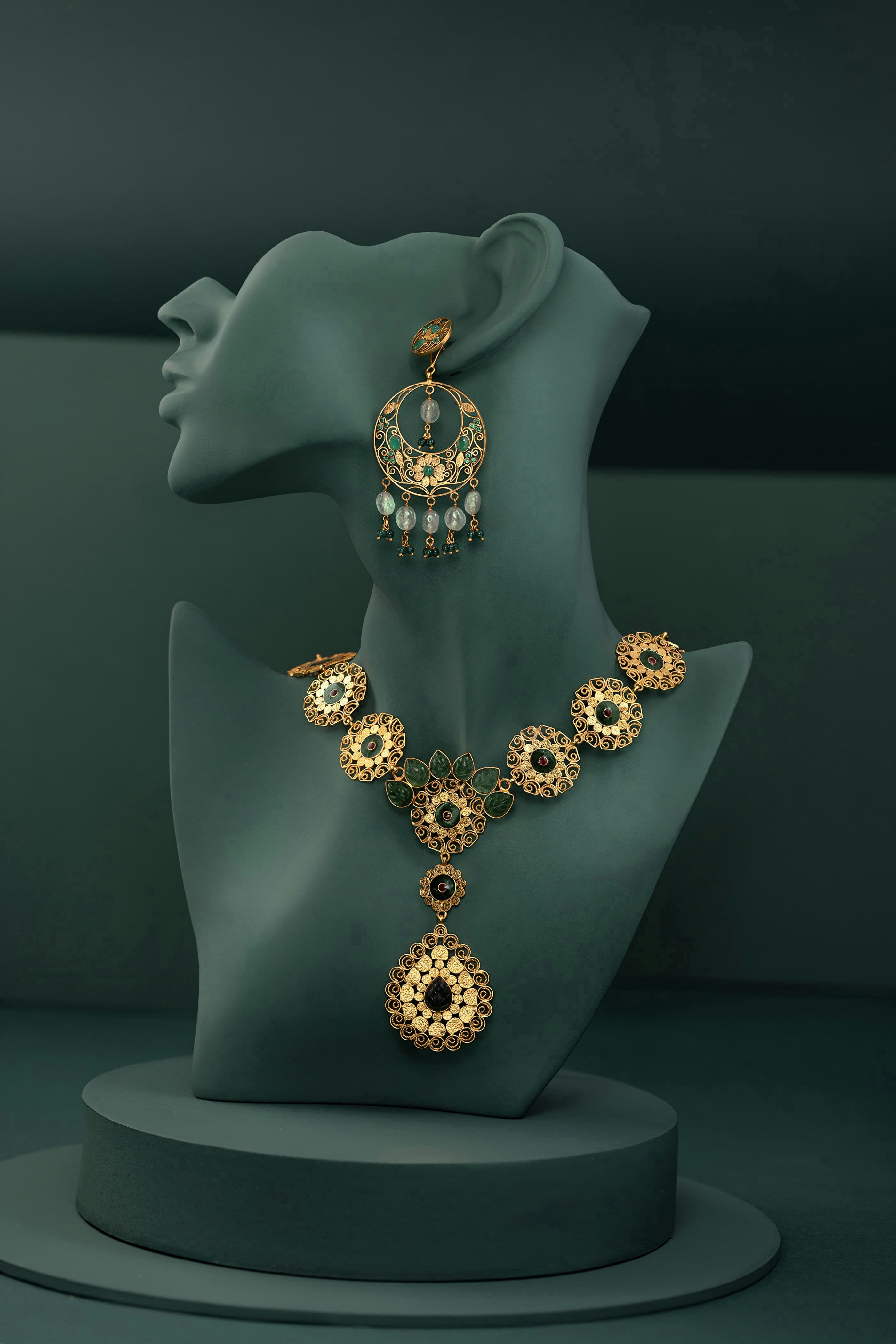 Luminar Diamond Necklace on Display